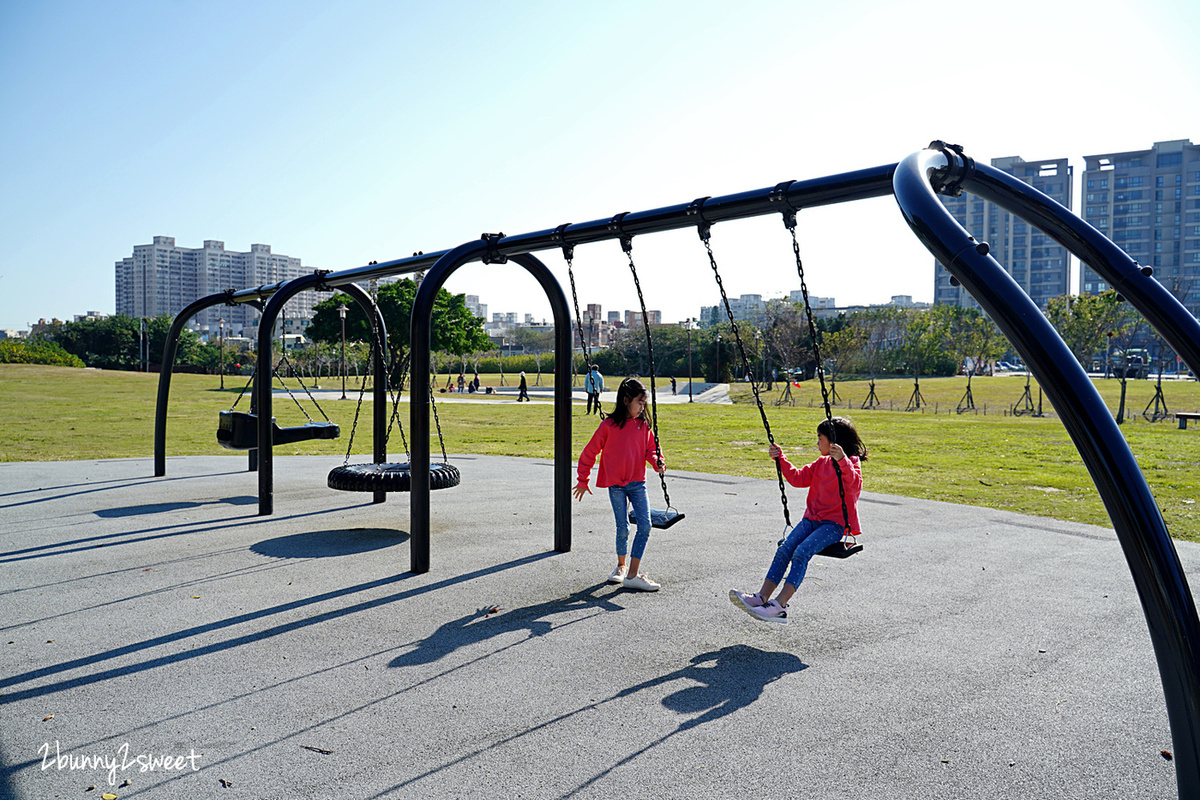 新竹特色公園》樹林頭公園 免費特色遊戲場～風兒滾滾來巨大攀爬草皮溜滑梯，還有竹編迷宮、盪鞦韆、大沙坑，超大草地可以跑跳很放電 @兔兒毛毛姊妹花