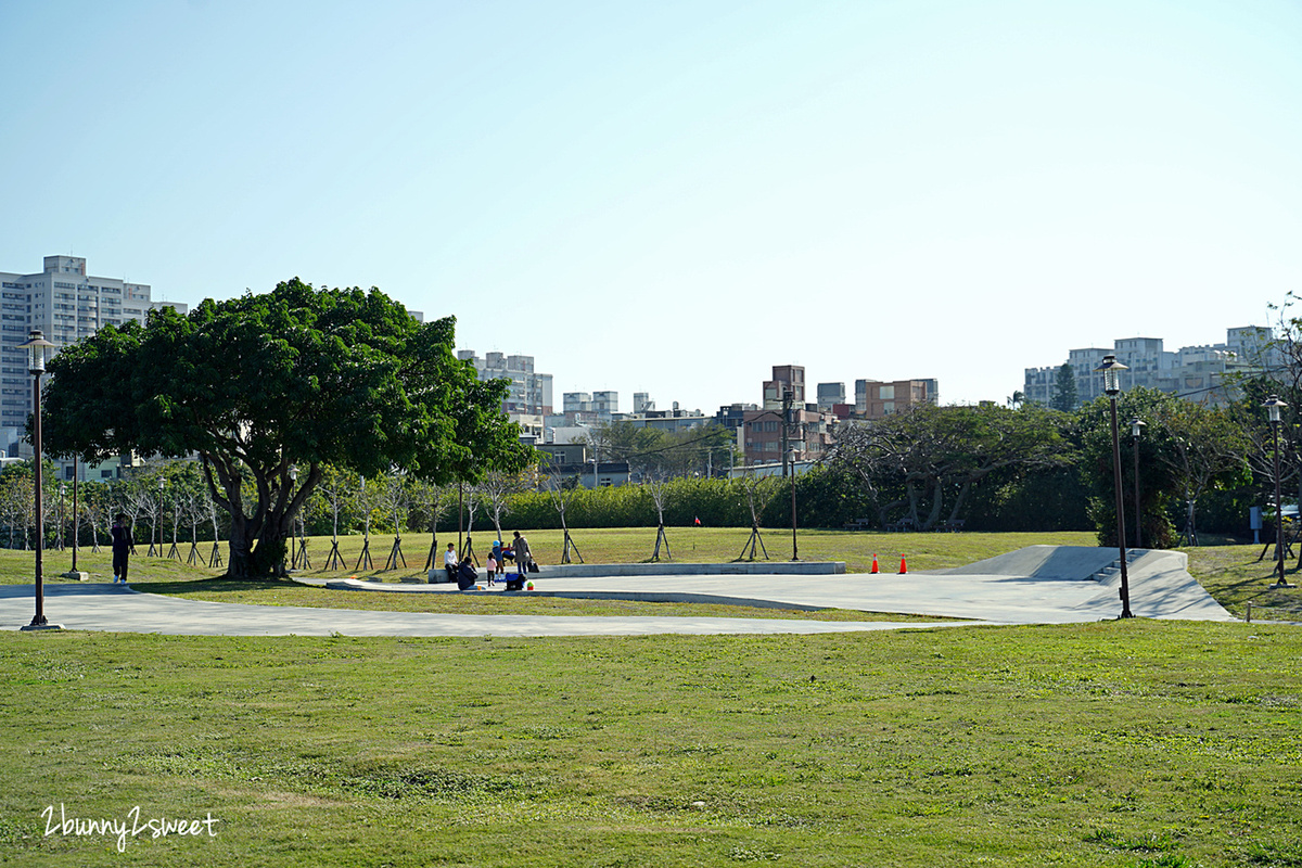 新竹特色公園》樹林頭公園 免費特色遊戲場～風兒滾滾來巨大攀爬草皮溜滑梯，還有竹編迷宮、盪鞦韆、大沙坑，超大草地可以跑跳很放電 @兔兒毛毛姊妹花