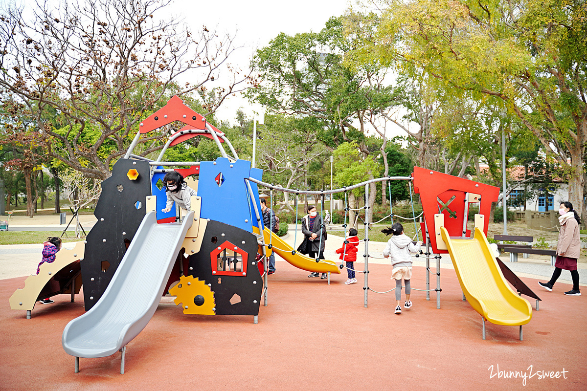 新竹特色公園》新竹公園/麗池公園遊戲場～新竹市立動物園旁的共融遊戲場，100 公尺長大沙坑、旋轉盤、盪鞦韆、溜滑梯～孩子很愛!!｜新竹免費景點 @兔兒毛毛姊妹花