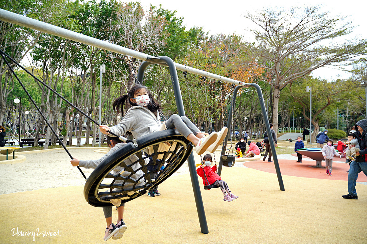 新竹特色公園》新竹公園/麗池公園遊戲場～新竹市立動物園旁的共融遊戲場，100 公尺長大沙坑、旋轉盤、盪鞦韆、溜滑梯～孩子很愛!!｜新竹免費景點 @兔兒毛毛姊妹花