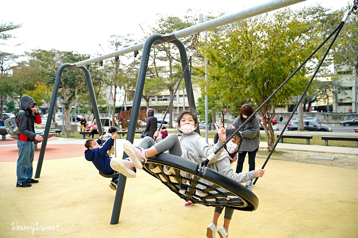 新竹特色公園》新竹公園/麗池公園遊戲場～新竹市立動物園旁的共融遊戲場，100 公尺長大沙坑、旋轉盤、盪鞦韆、溜滑梯～孩子很愛!!｜新竹免費景點 @兔兒毛毛姊妹花