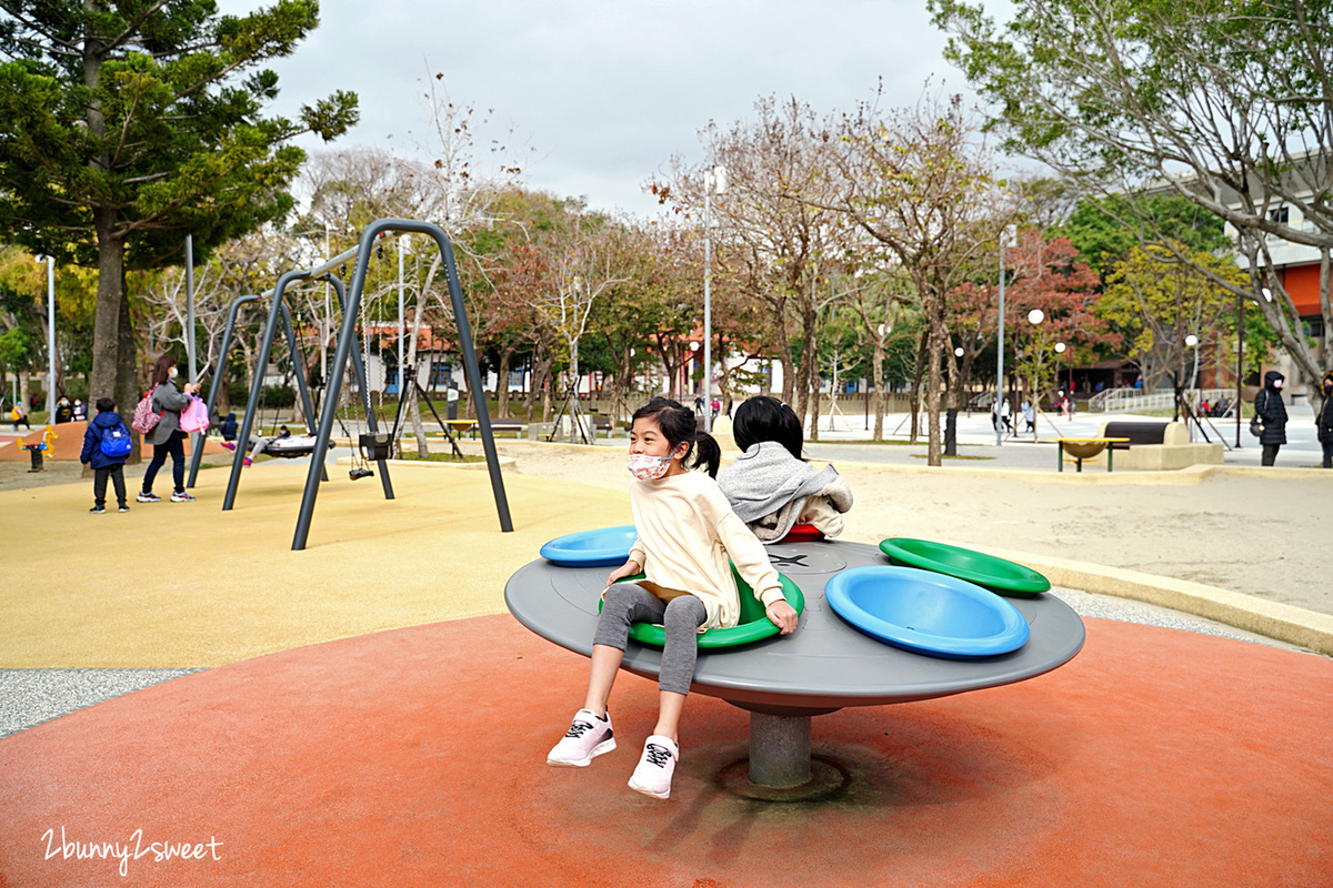 新竹特色公園》新竹公園/麗池公園遊戲場～新竹市立動物園旁的共融遊戲場，100 公尺長大沙坑、旋轉盤、盪鞦韆、溜滑梯～孩子很愛!!｜新竹免費景點 @兔兒毛毛姊妹花