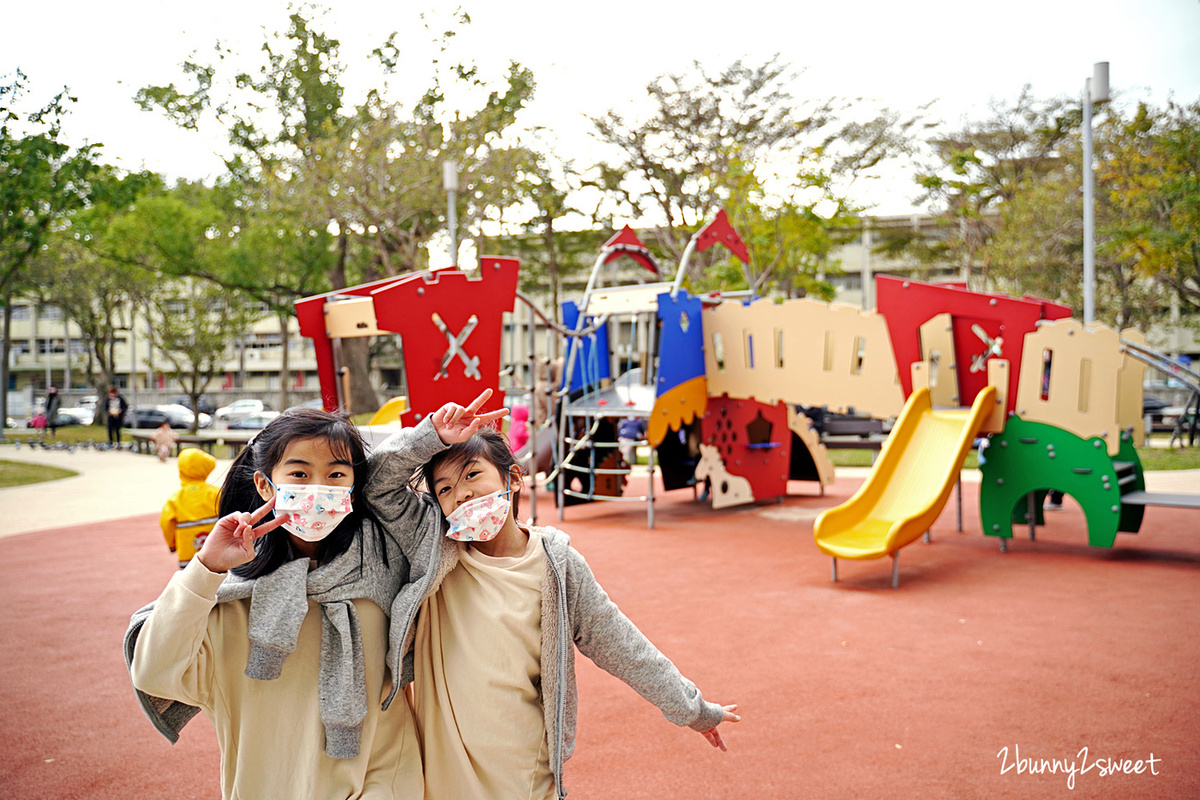 新竹特色公園》新竹公園/麗池公園遊戲場～新竹市立動物園旁的共融遊戲場，100 公尺長大沙坑、旋轉盤、盪鞦韆、溜滑梯～孩子很愛!!｜新竹免費景點 @兔兒毛毛姊妹花