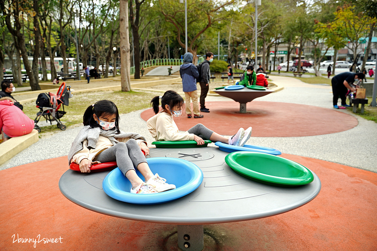 新竹特色公園》新竹公園/麗池公園遊戲場～新竹市立動物園旁的共融遊戲場，100 公尺長大沙坑、旋轉盤、盪鞦韆、溜滑梯～孩子很愛!!｜新竹免費景點 @兔兒毛毛姊妹花