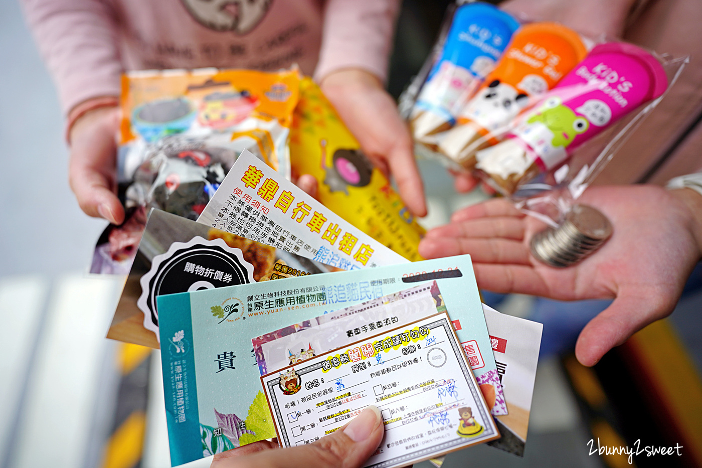 台東親子民宿》貓追熊親子民宿～整個民宿就是一座遊樂園!! 電動車賽車場、沙坑、室內遊戲區，一元就能玩遊戲機，還有汽水飲料無限暢飲～大人小孩都開心!! @兔兒毛毛姊妹花