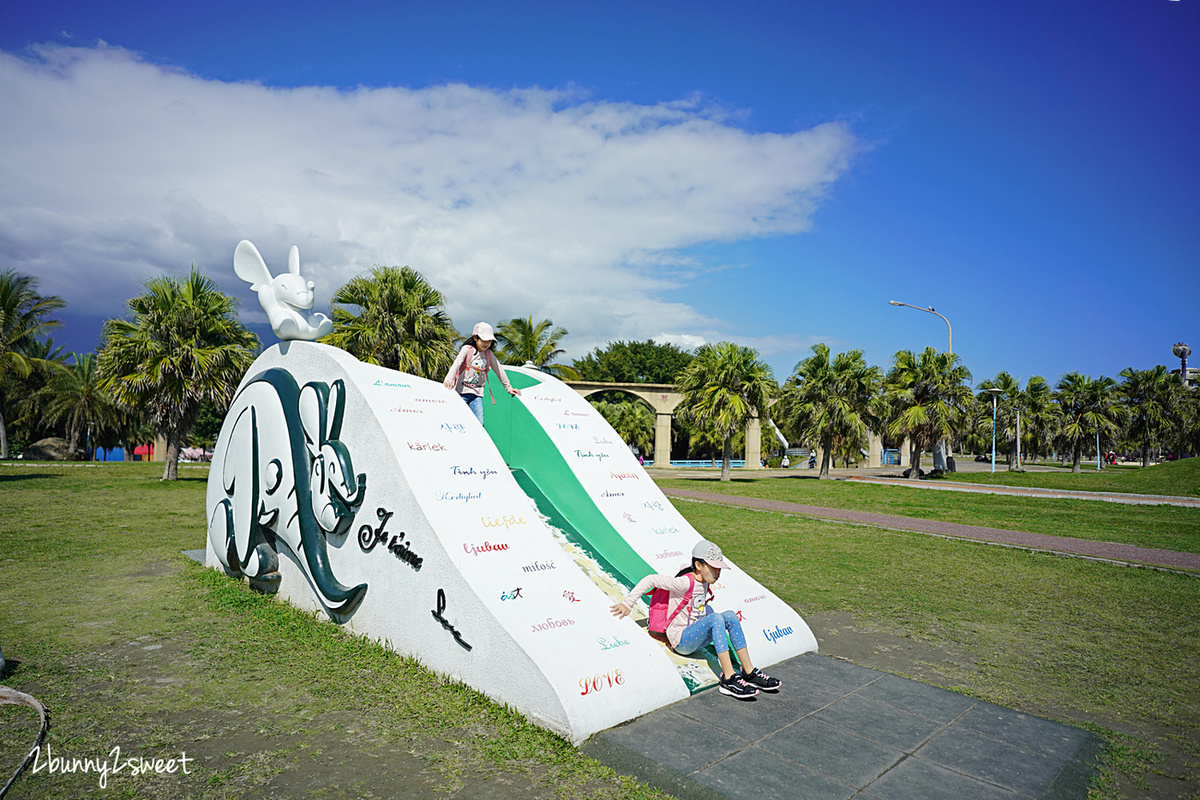 花蓮親子景點》太平洋公園 南濱遊戲場～湛藍大海旁的海盜船遊戲場，像極了沖繩 !! @兔兒毛毛姊妹花