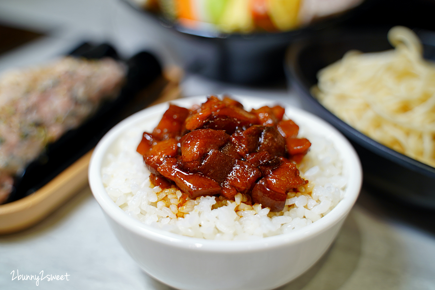 花蓮美食》花蓮養鍋｜養鍋花蓮中山店～平價又美味的涮涮鍋，12 種湯頭，超澎湃海鮮盤、野生龍蝦，肉品還能加量，飲料、冰沙、冰淇淋吃到飽｜花蓮火鍋推薦 @兔兒毛毛姊妹花