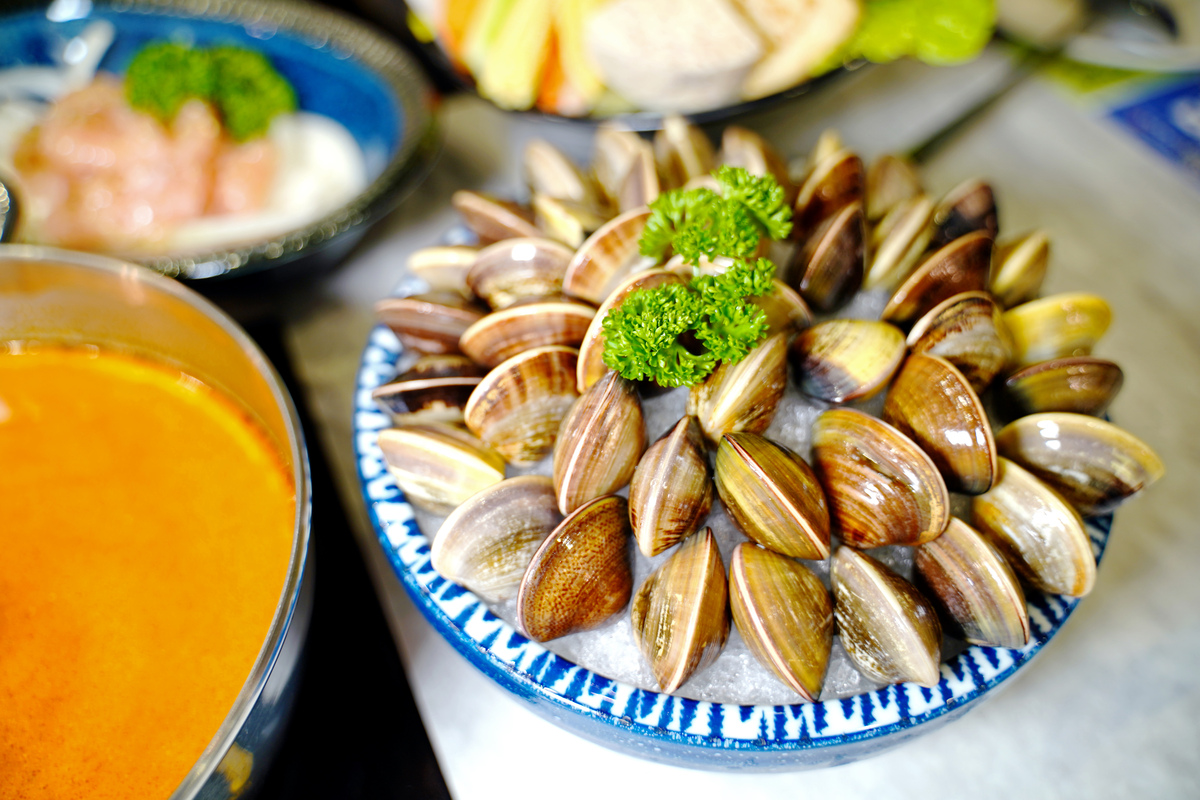 花蓮美食》花蓮養鍋｜養鍋花蓮中山店～平價又美味的涮涮鍋，12 種湯頭，超澎湃海鮮盤、野生龍蝦，肉品還能加量，飲料、冰沙、冰淇淋吃到飽｜花蓮火鍋推薦 @兔兒毛毛姊妹花