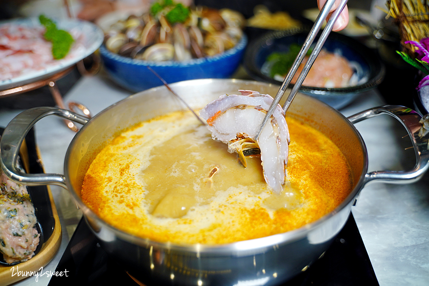 花蓮美食》花蓮養鍋｜養鍋花蓮中山店～平價又美味的涮涮鍋，12 種湯頭，超澎湃海鮮盤、野生龍蝦，肉品還能加量，飲料、冰沙、冰淇淋吃到飽｜花蓮火鍋推薦 @兔兒毛毛姊妹花