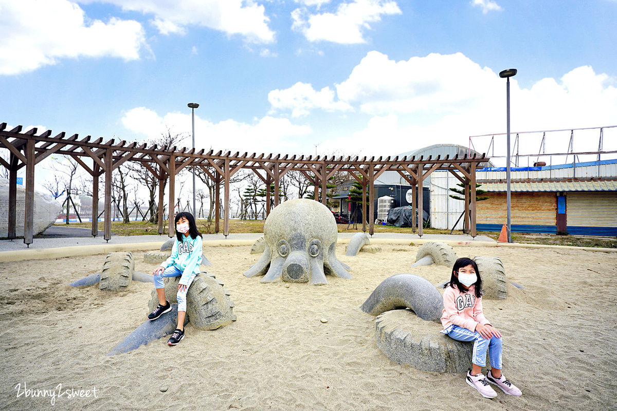 南寮旅遊服務中心｜新竹親子景點四座溜滑梯免費玩、大沙坑、戲水池，好好玩也好好拍 @兔兒毛毛姊妹花