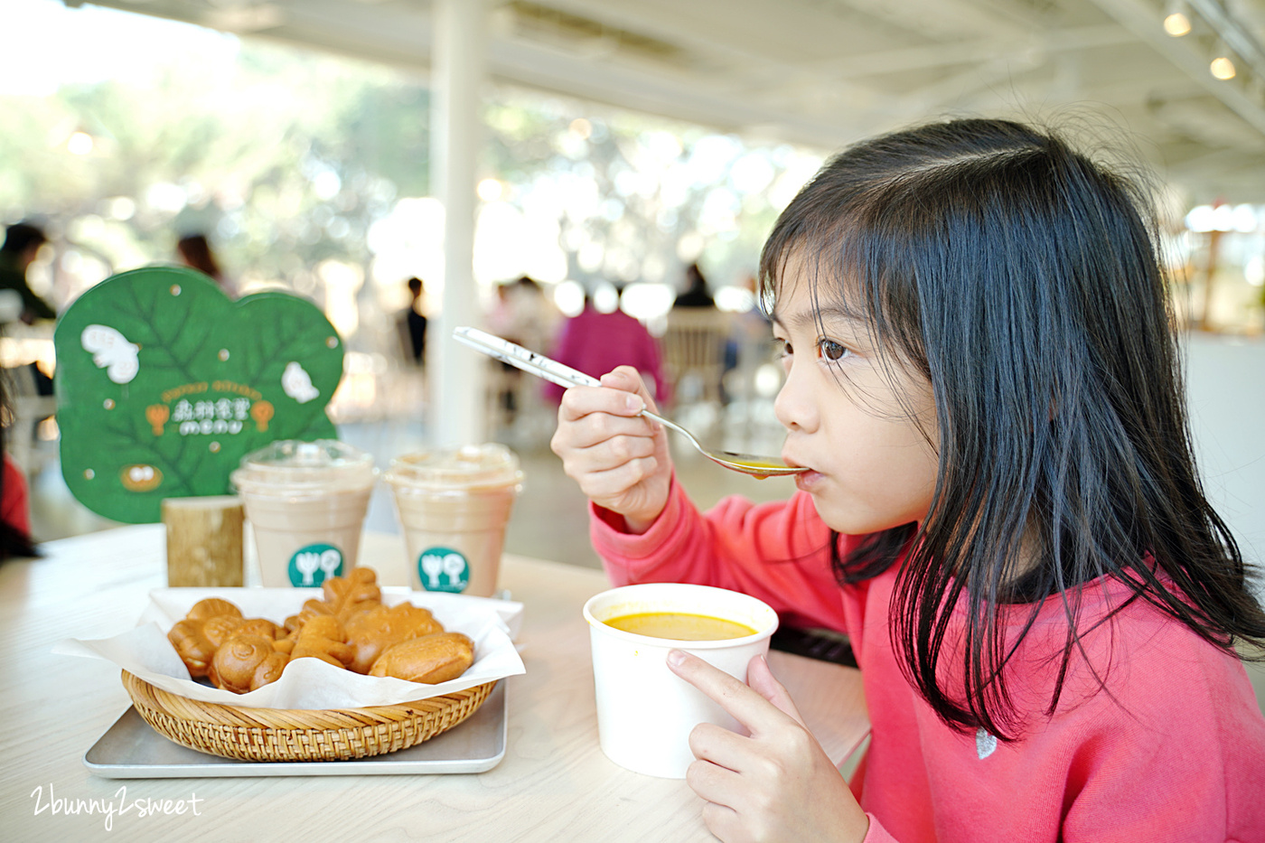 新竹親子餐廳》森林食堂 &#038; 森林野餐｜新竹市立動物園旁純白玻璃屋咖啡廳，邊吃超萌松鼠雞蛋糕邊看動物走來走去｜小栗子雞蛋糕 @兔兒毛毛姊妹花