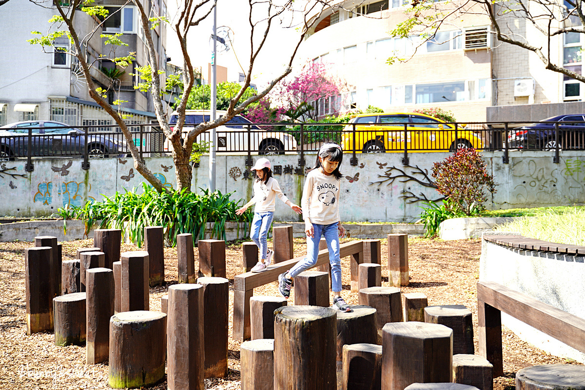 台北特色公園》東和公園 湯姆森林冒險遊戲場～來森林遊戲吧!! 穿梭樹林間的木棧道遊戲場，一層樓高旋轉滑梯吸睛又好玩｜天母特色遊戲場｜士林免費親子景點 @兔兒毛毛姊妹花