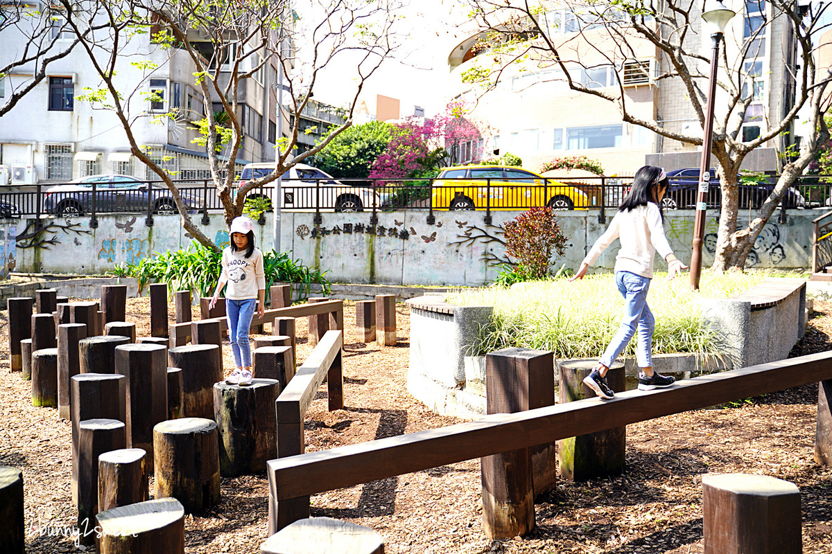 台北特色公園》東和公園 湯姆森林冒險遊戲場～來森林遊戲吧!! 穿梭樹林間的木棧道遊戲場，一層樓高旋轉滑梯吸睛又好玩｜天母特色遊戲場｜士林免費親子景點 @兔兒毛毛姊妹花