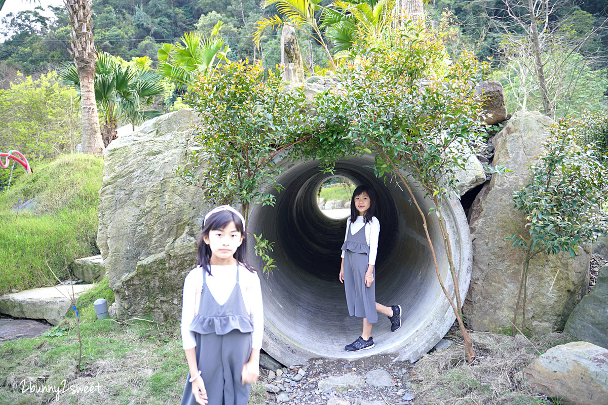 宜蘭露營》鳳梨屋水上莊園 露墅 Villa 茶花園 豪華懶人露營～滿滿美拍場景的五星露營區，一泊三食、獨立客廳衛浴、Dyson 吹風機、彈簧床和冷暖氣～一卡皮箱就能輕鬆露營超愜意 @兔兒毛毛姊妹花