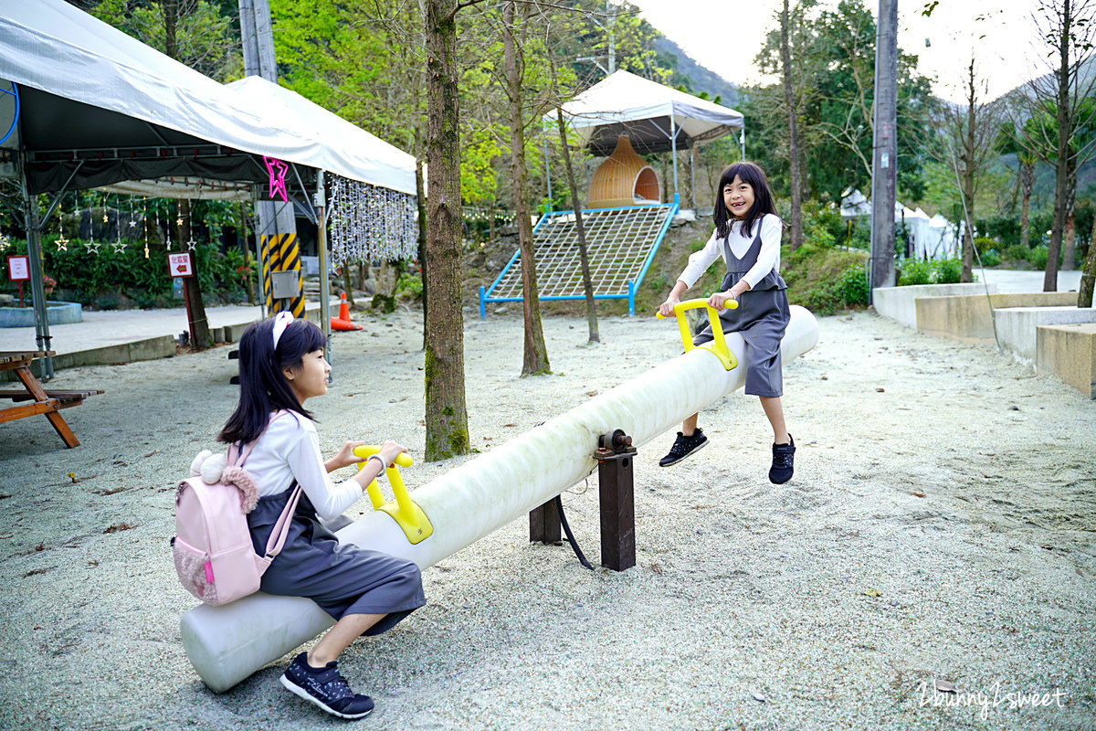 宜蘭露營》鳳梨屋水上莊園 露墅 Villa 茶花園 豪華懶人露營～滿滿美拍場景的五星露營區，一泊三食、獨立客廳衛浴、Dyson 吹風機、彈簧床和冷暖氣～一卡皮箱就能輕鬆露營超愜意 @兔兒毛毛姊妹花