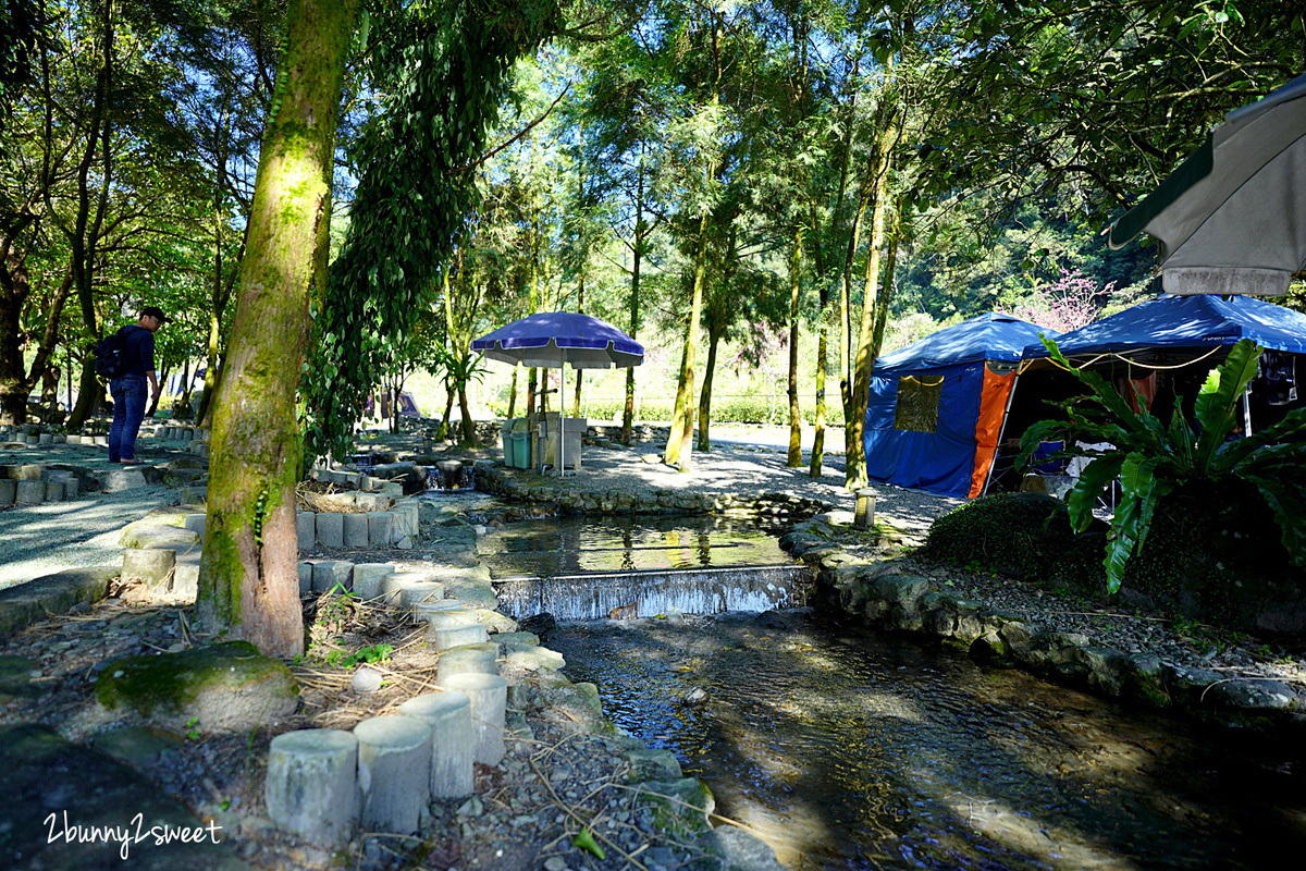 宜蘭露營》鳳梨屋水上莊園 露墅 Villa 茶花園 豪華懶人露營～滿滿美拍場景的五星露營區，一泊三食、獨立客廳衛浴、Dyson 吹風機、彈簧床和冷暖氣～一卡皮箱就能輕鬆露營超愜意 @兔兒毛毛姊妹花