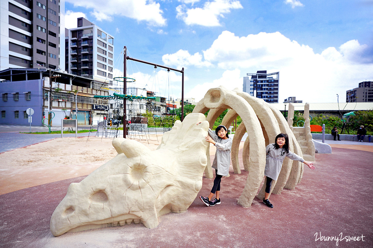 新北特色公園》鶯歌逗逗龍公園~遊戲場挖出三角龍化石!!?? 恐龍溜滑梯、攀爬網、彈跳床，夏天還有水霧可以玩～小而美的恐龍水紀元特色公園就在鶯歌鳳鳴重劃區｜鶯歌免費景點 @兔兒毛毛姊妹花