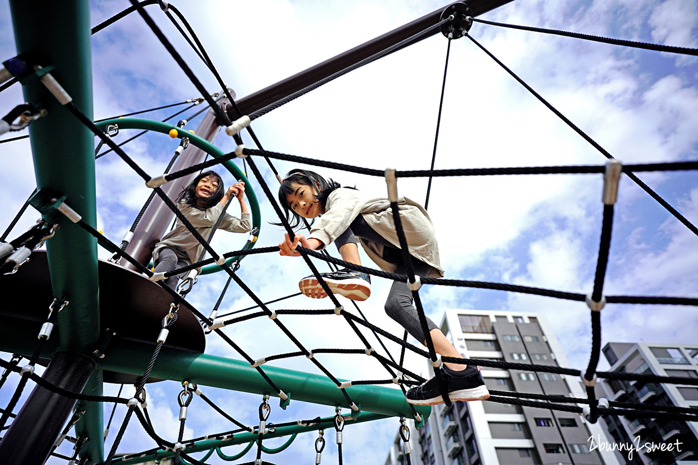 新北特色公園》鶯歌逗逗龍公園~遊戲場挖出三角龍化石!!?? 恐龍溜滑梯、攀爬網、彈跳床，夏天還有水霧可以玩～小而美的恐龍水紀元特色公園就在鶯歌鳳鳴重劃區｜鶯歌免費景點 @兔兒毛毛姊妹花