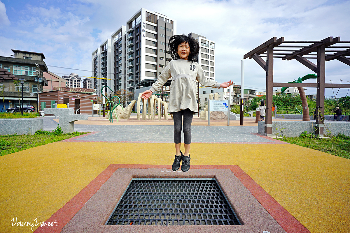 新北特色公園》鶯歌逗逗龍公園~遊戲場挖出三角龍化石!!?? 恐龍溜滑梯、攀爬網、彈跳床，夏天還有水霧可以玩～小而美的恐龍水紀元特色公園就在鶯歌鳳鳴重劃區｜鶯歌免費景點 @兔兒毛毛姊妹花