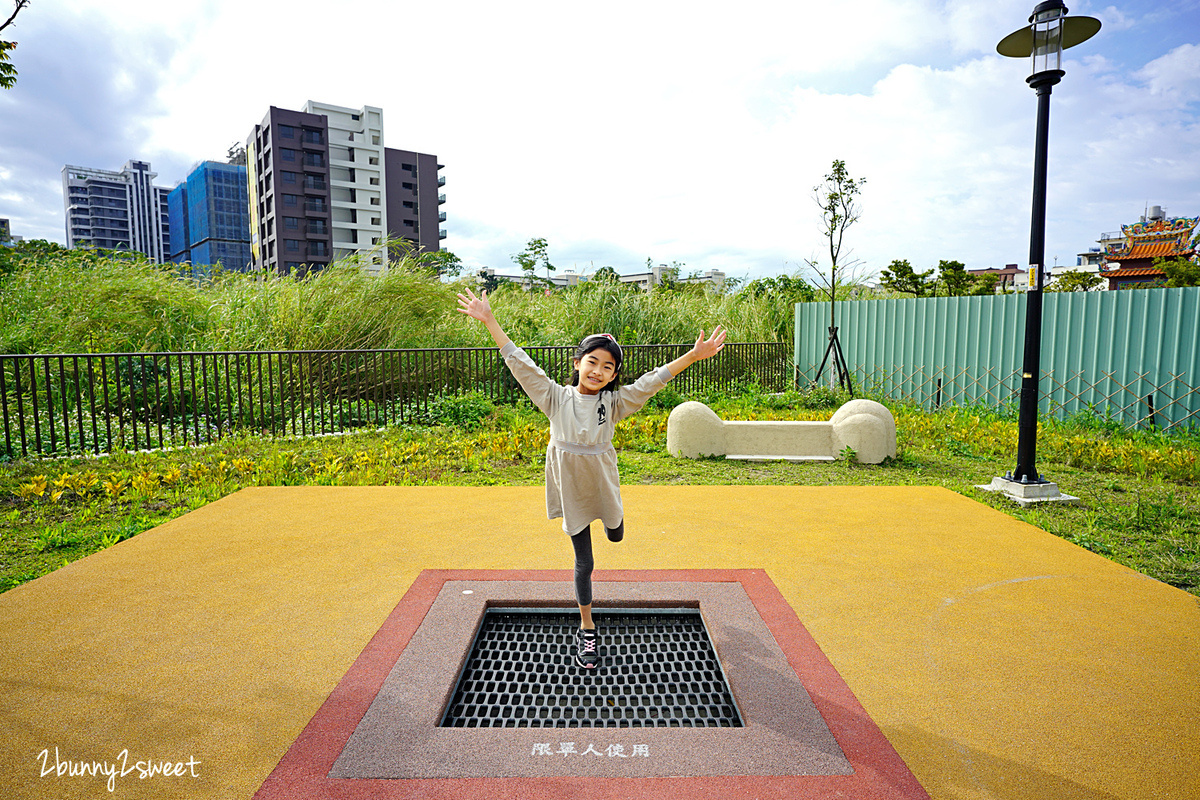 新北特色公園》鶯歌逗逗龍公園~遊戲場挖出三角龍化石!!?? 恐龍溜滑梯、攀爬網、彈跳床，夏天還有水霧可以玩～小而美的恐龍水紀元特色公園就在鶯歌鳳鳴重劃區｜鶯歌免費景點 @兔兒毛毛姊妹花