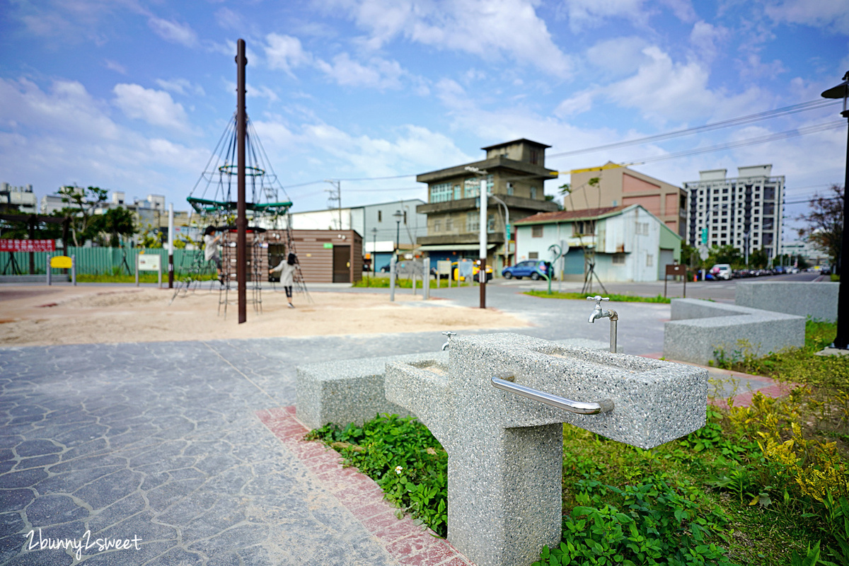 新北特色公園》鶯歌逗逗龍公園~遊戲場挖出三角龍化石!!?? 恐龍溜滑梯、攀爬網、彈跳床，夏天還有水霧可以玩～小而美的恐龍水紀元特色公園就在鶯歌鳳鳴重劃區｜鶯歌免費景點 @兔兒毛毛姊妹花