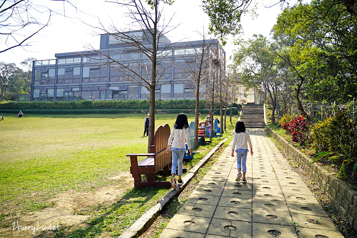 新竹親子餐廳》愛家農場～大沙坑、大草皮、小火車，還可以看孔雀、餵魚、餵羊咩咩～適合親子放風的景觀餐廳｜新竹美食推薦 @兔兒毛毛姊妹花