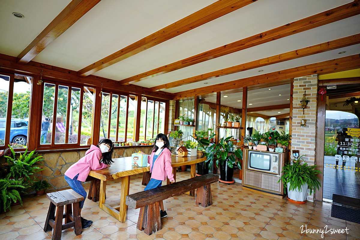 苗栗親子餐廳》儷池咖啡屋~有戶外庭園、魚池、沙坑、溜滑梯遊戲區的親子庭園餐廳，套餐有整隻炸海魚、去殼辣椒蝦～吃起來超過癮!! @兔兒毛毛姊妹花