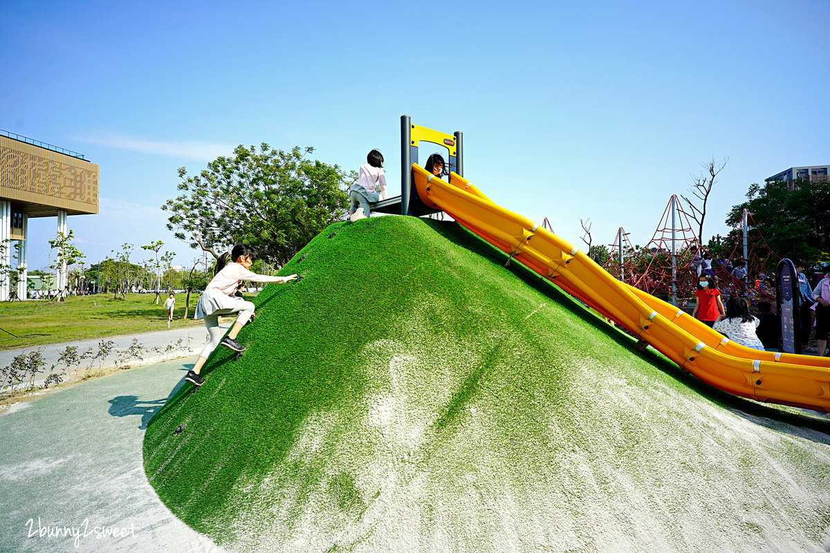 台南特色公園》閱之森公園。台南市立圖書館兒童遊戲場 全新登場!! 三個大型攀爬設施很有挑戰性，還有山丘滑梯、盪鞦韆、大沙坑～好玩又放電的台南免費親子景點 @兔兒毛毛姊妹花