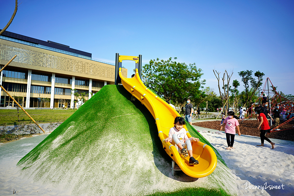 台南特色公園》閱之森公園。台南市立圖書館兒童遊戲場 全新登場!! 三個大型攀爬設施很有挑戰性，還有山丘滑梯、盪鞦韆、大沙坑～好玩又放電的台南免費親子景點 @兔兒毛毛姊妹花