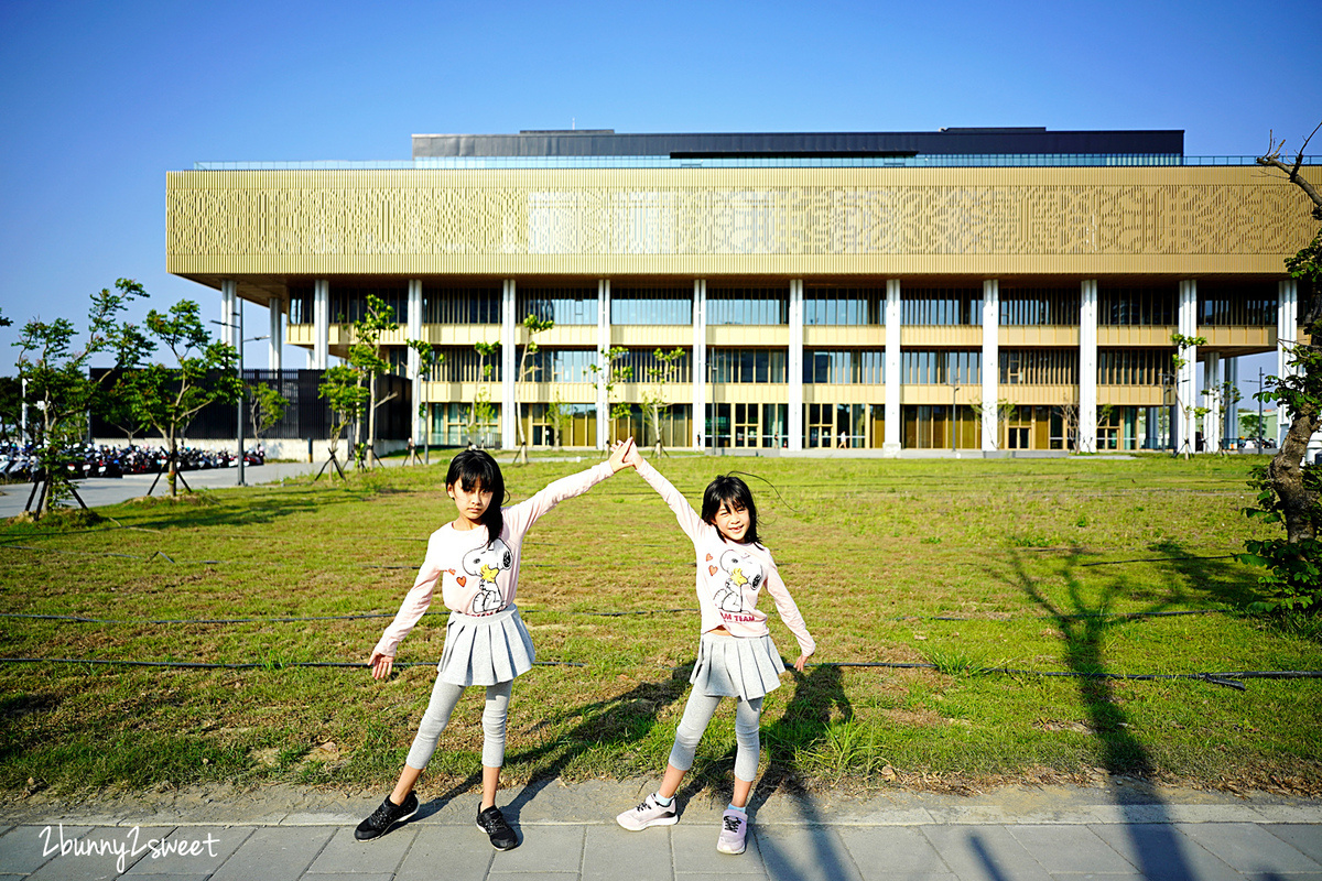 台南特色公園》閱之森公園。台南市立圖書館兒童遊戲場 全新登場!! 三個大型攀爬設施很有挑戰性，還有山丘滑梯、盪鞦韆、大沙坑～好玩又放電的台南免費親子景點 @兔兒毛毛姊妹花