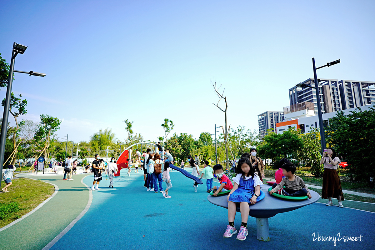 台南特色公園》閱之森公園。台南市立圖書館兒童遊戲場 全新登場!! 三個大型攀爬設施很有挑戰性，還有山丘滑梯、盪鞦韆、大沙坑～好玩又放電的台南免費親子景點 @兔兒毛毛姊妹花