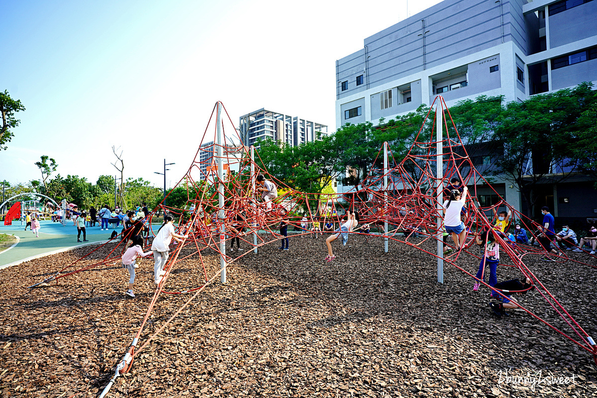 台南特色公園》閱之森公園。台南市立圖書館兒童遊戲場 全新登場!! 三個大型攀爬設施很有挑戰性，還有山丘滑梯、盪鞦韆、大沙坑～好玩又放電的台南免費親子景點 @兔兒毛毛姊妹花