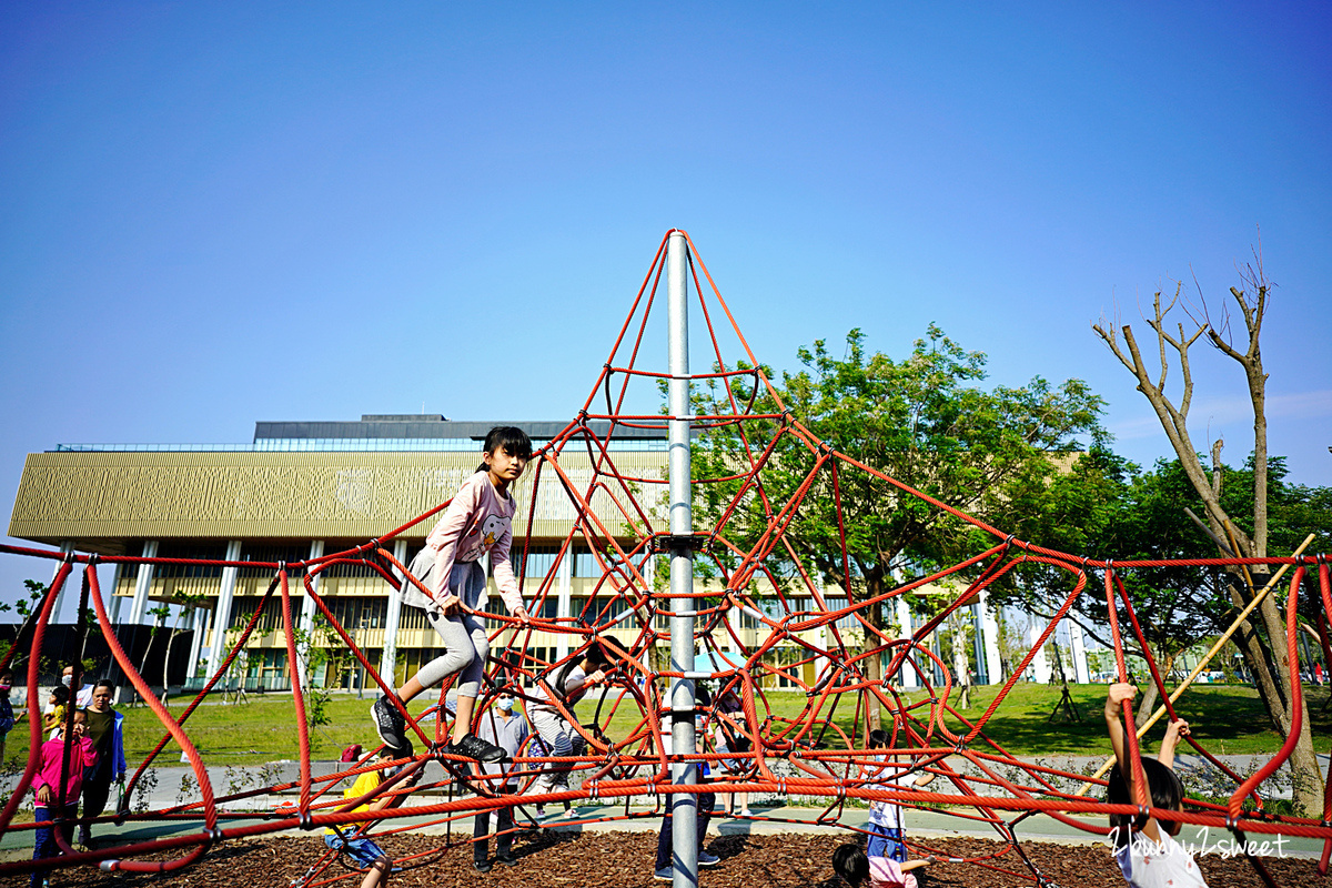 台南特色公園》閱之森公園。台南市立圖書館兒童遊戲場 全新登場!! 三個大型攀爬設施很有挑戰性，還有山丘滑梯、盪鞦韆、大沙坑～好玩又放電的台南免費親子景點 @兔兒毛毛姊妹花