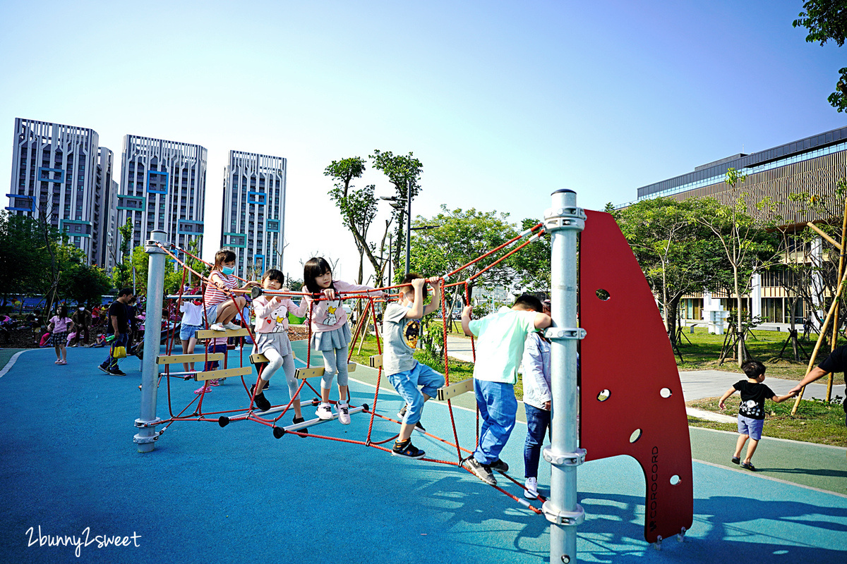 台南特色公園》閱之森公園。台南市立圖書館兒童遊戲場 全新登場!! 三個大型攀爬設施很有挑戰性，還有山丘滑梯、盪鞦韆、大沙坑～好玩又放電的台南免費親子景點 @兔兒毛毛姊妹花