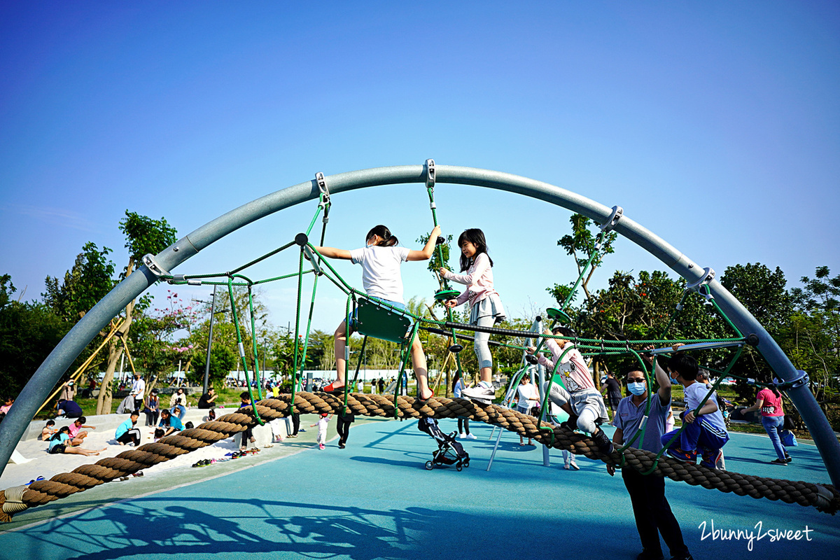 台南特色公園》閱之森公園。台南市立圖書館兒童遊戲場 全新登場!! 三個大型攀爬設施很有挑戰性，還有山丘滑梯、盪鞦韆、大沙坑～好玩又放電的台南免費親子景點 @兔兒毛毛姊妹花