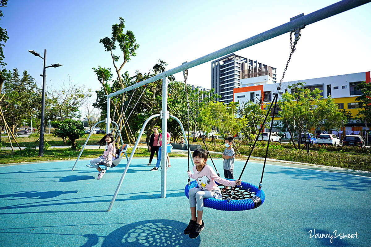 台南特色公園》閱之森公園。台南市立圖書館兒童遊戲場 全新登場!! 三個大型攀爬設施很有挑戰性，還有山丘滑梯、盪鞦韆、大沙坑～好玩又放電的台南免費親子景點 @兔兒毛毛姊妹花