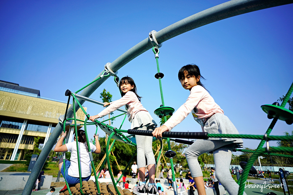 台南特色公園》閱之森公園。台南市立圖書館兒童遊戲場 全新登場!! 三個大型攀爬設施很有挑戰性，還有山丘滑梯、盪鞦韆、大沙坑～好玩又放電的台南免費親子景點 @兔兒毛毛姊妹花