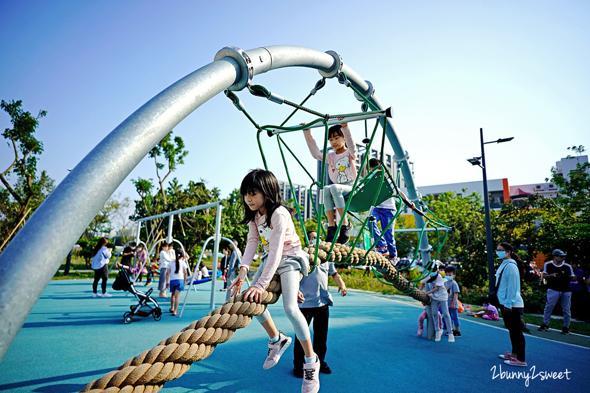 台南特色公園》閱之森公園。台南市立圖書館兒童遊戲場 全新登場!! 三個大型攀爬設施很有挑戰性，還有山丘滑梯、盪鞦韆、大沙坑～好玩又放電的台南免費親子景點 @兔兒毛毛姊妹花