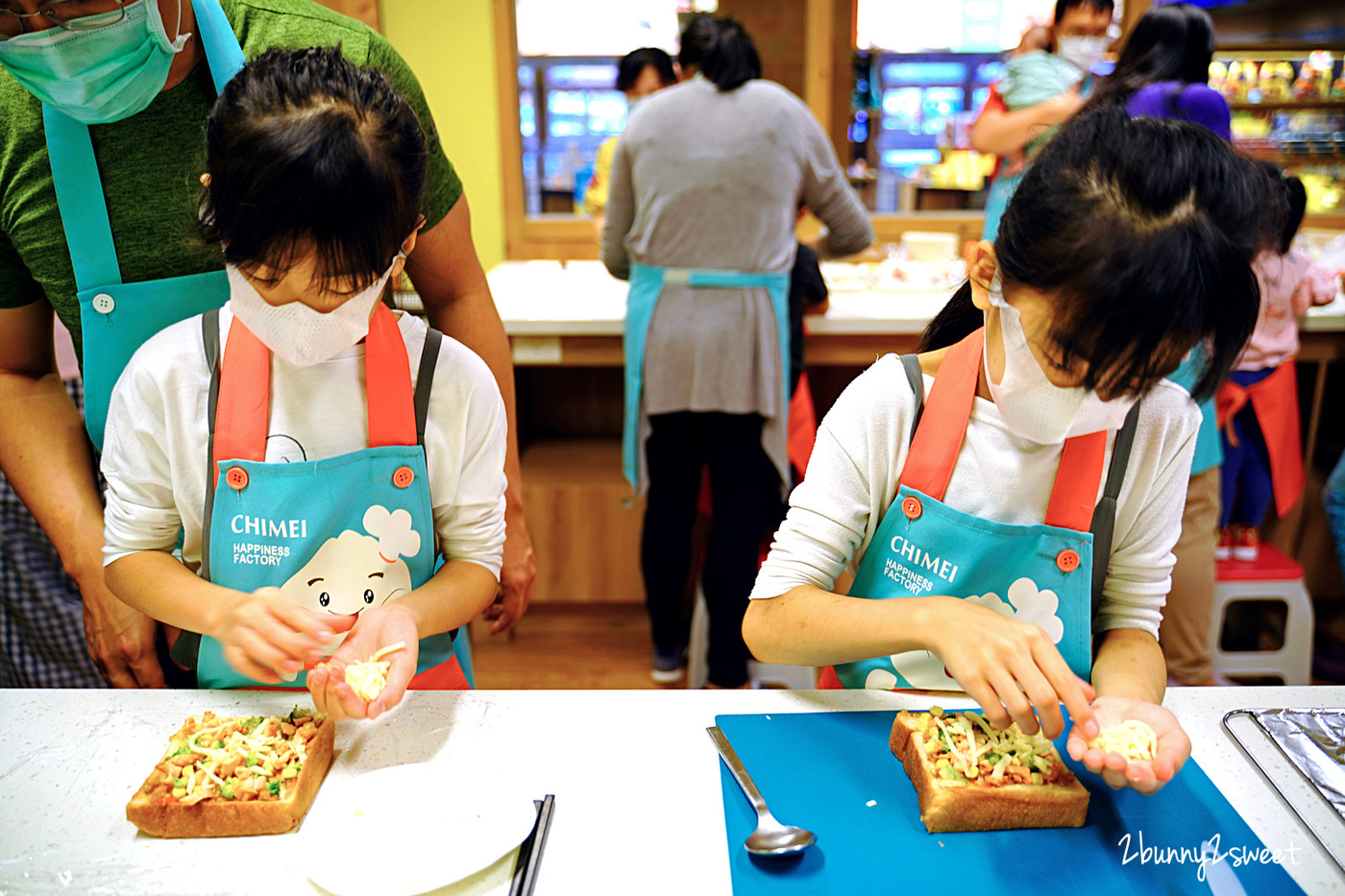 台南親子景點》奇美食品幸福工廠 x 親子動手作 幸福野餐趣｜超搶手 DIY、互動遊戲展區、好拍打卡場景、品嚐免費包子，還是台南最大親子餐廳 @兔兒毛毛姊妹花