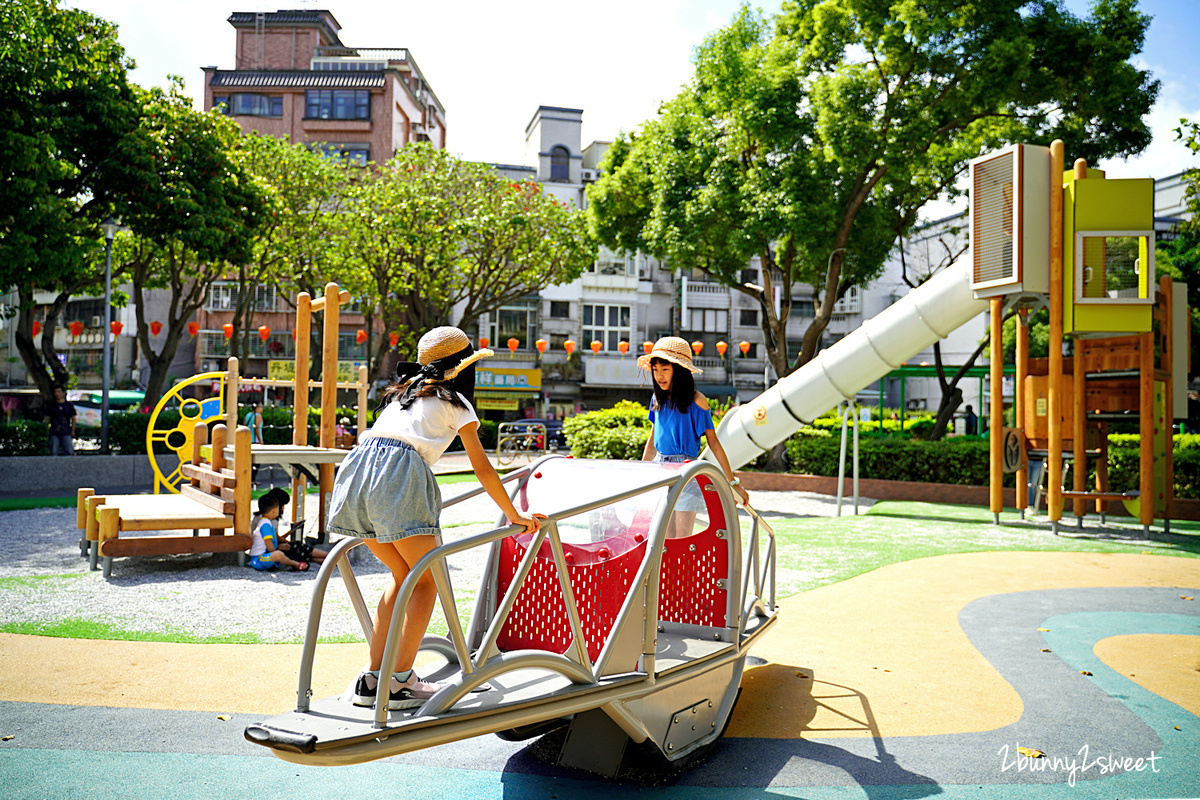 台北特色公園》知行公園～北投關渡全新特色公園遊戲場，關渡大橋、舢舨船也變身超有趣遊具，還有溜滑梯、攀爬架、石礫輸送裝置～小公園也能很放電 @兔兒毛毛姊妹花