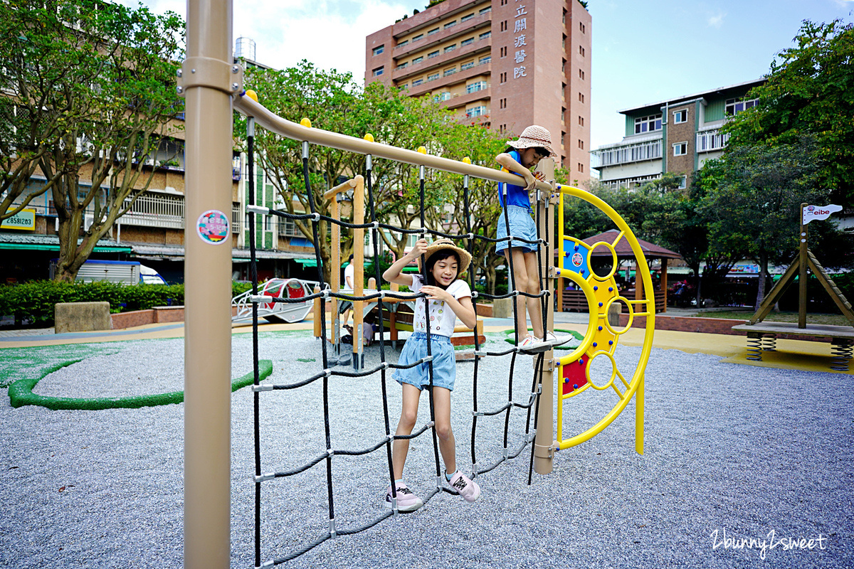 台北特色公園》知行公園～北投關渡全新特色公園遊戲場，關渡大橋、舢舨船也變身超有趣遊具，還有溜滑梯、攀爬架、石礫輸送裝置～小公園也能很放電 @兔兒毛毛姊妹花