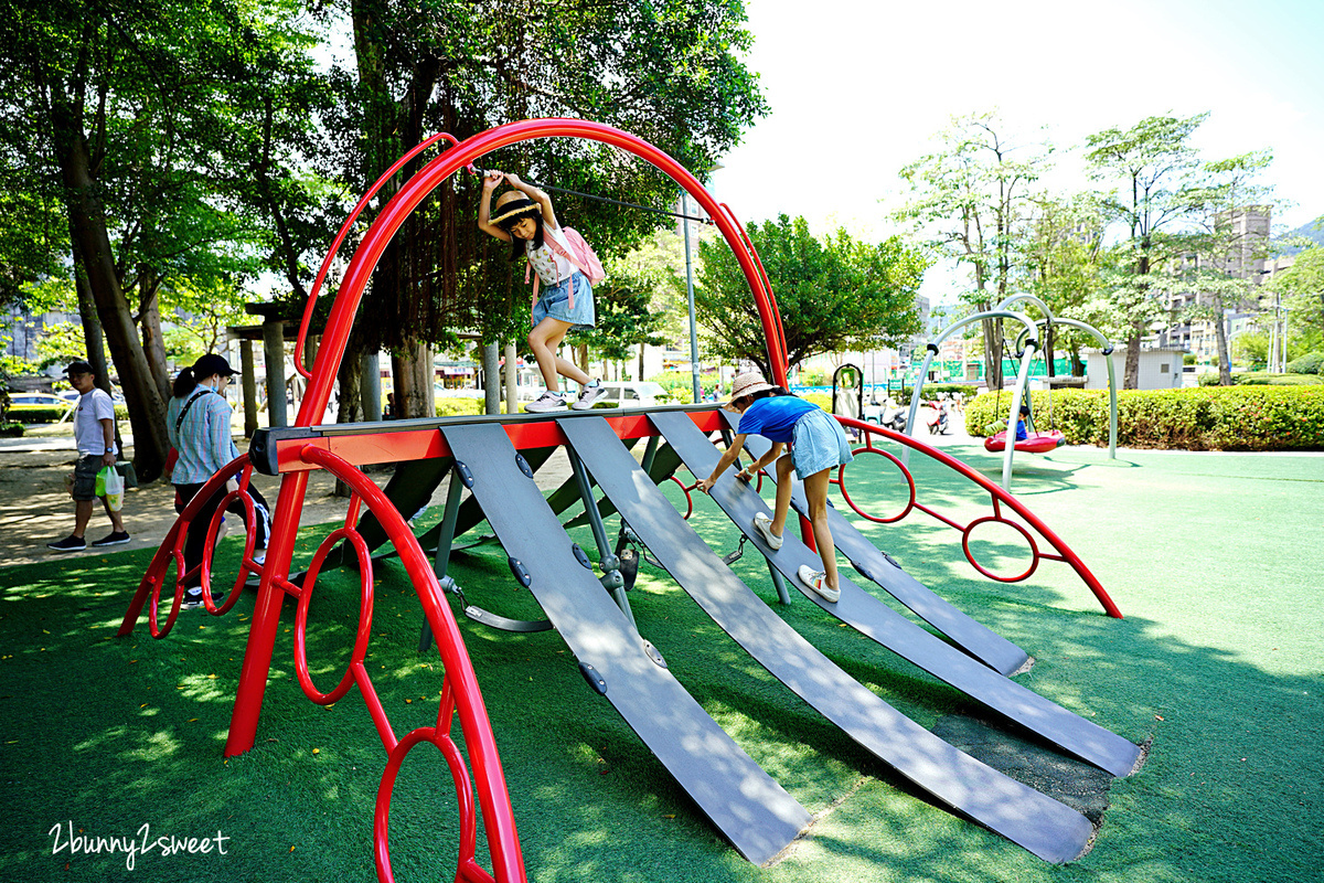 台北特色公園》北投磺港公園 共融遊戲場～別的地方沒玩過的酷跑樂園，還有圓盤鞦韆、超大沙坑～小公園也能很放電 @兔兒毛毛姊妹花