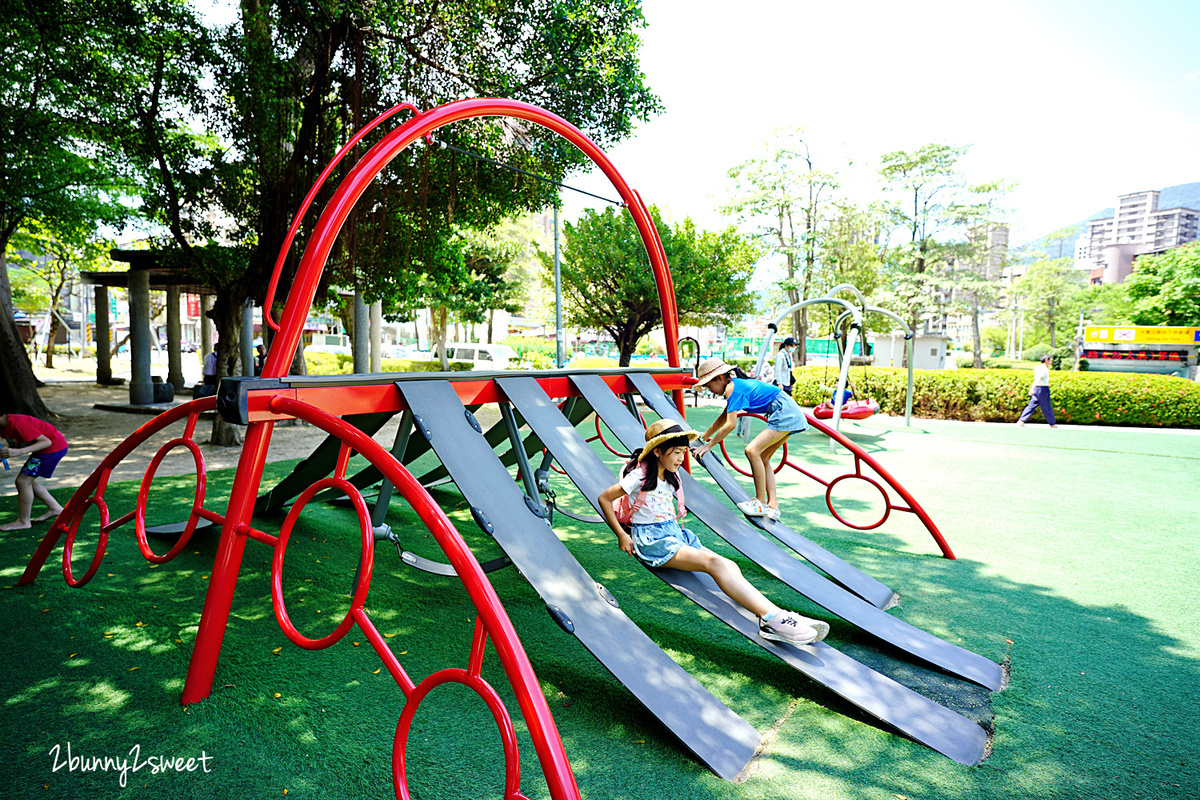 台北特色公園》北投磺港公園 共融遊戲場～別的地方沒玩過的酷跑樂園，還有圓盤鞦韆、超大沙坑～小公園也能很放電 @兔兒毛毛姊妹花