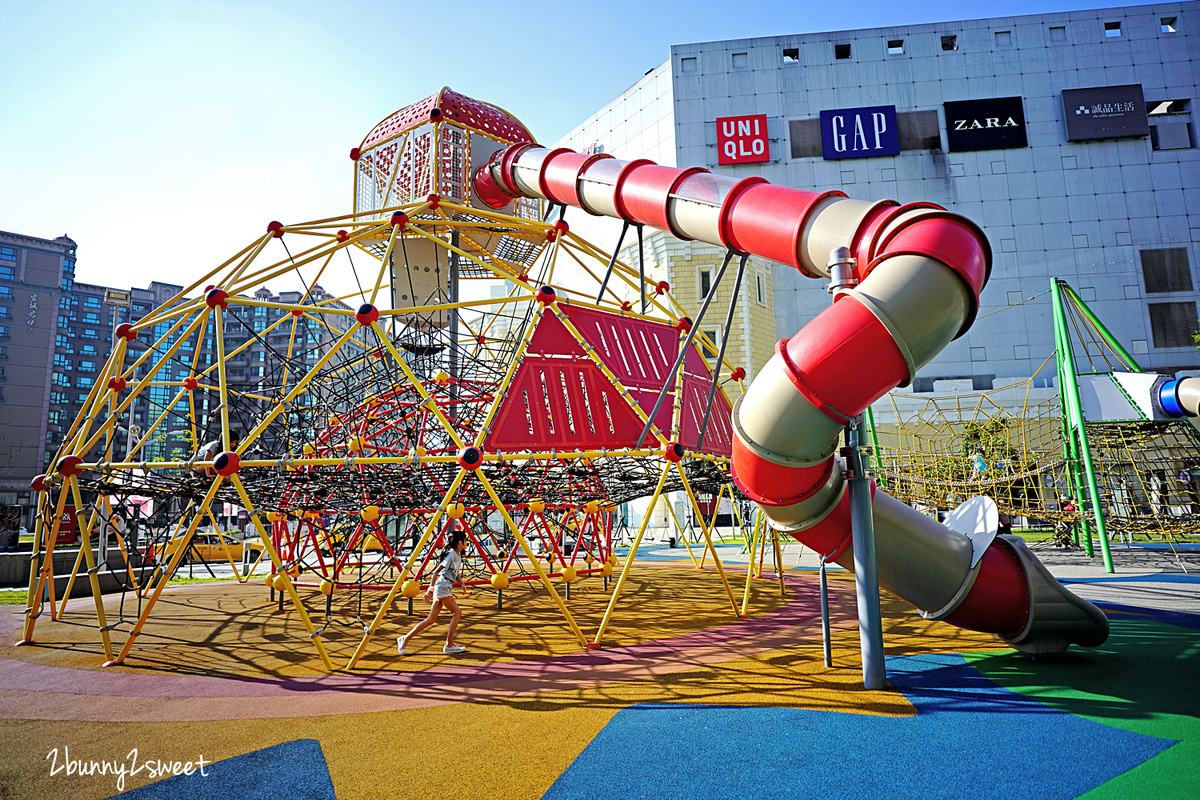 桃園台茂公園 Taimall Park｜台茂購物中心 5500 坪兒童遊戲場，媲美日本公園的大型攀爬架 @兔兒毛毛姊妹花