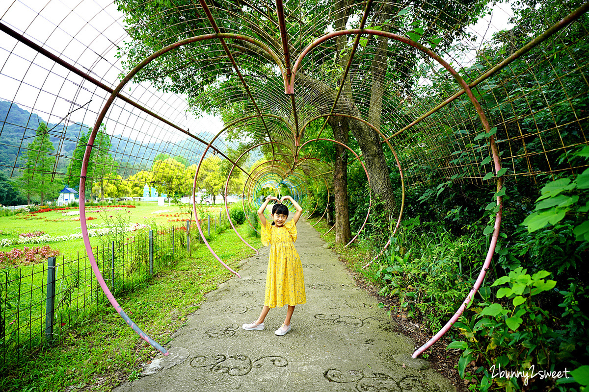 桃園親子景點》大溪富田花園農場～門票換飼料!! 草泥馬、驢子、小豬&#8230;好多動物可以餵食，還有水上玻璃教堂夢幻場景好好拍 @兔兒毛毛姊妹花