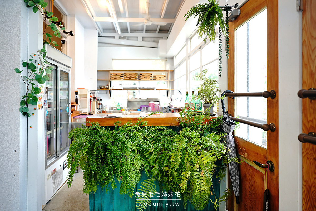 嘉義美食》廢溫室 V Greenhouse café～超療癒森林系餐廳，不只能拍美照，還能喝飲料、吃丼飯、嗑炸雞，小孩還能溜滑梯｜觀葉植物迷必訪咖啡廳 @兔兒毛毛姊妹花