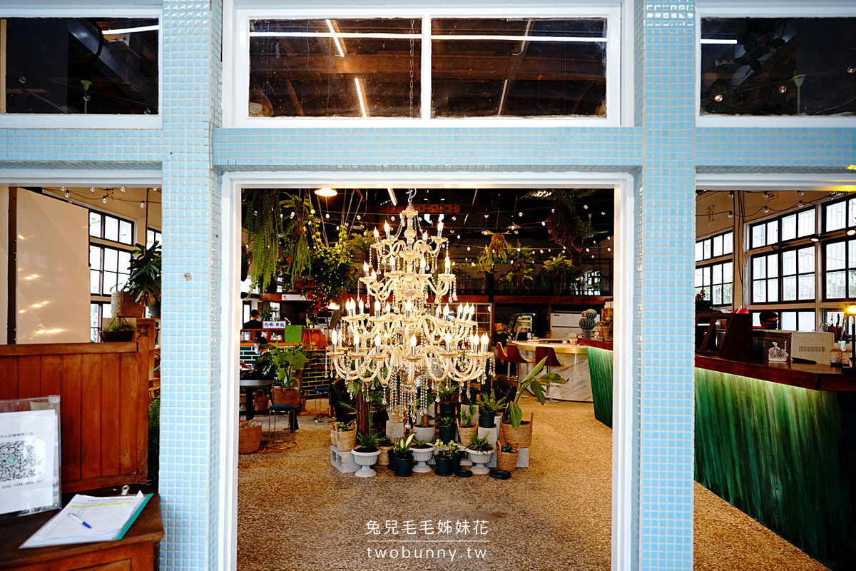 嘉義美食》廢溫室 V Greenhouse café～超療癒森林系餐廳，不只能拍美照，還能喝飲料、吃丼飯、嗑炸雞，小孩還能溜滑梯｜觀葉植物迷必訪咖啡廳 @兔兒毛毛姊妹花