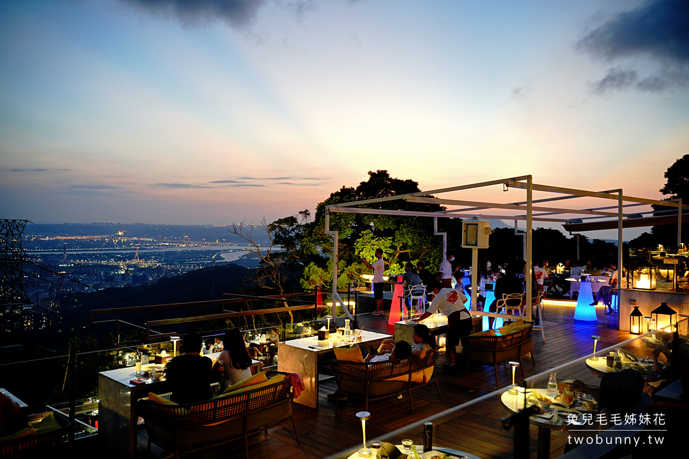 草山夜未眠景觀餐廳｜台北陽明山夜景餐廳吃台菜熱炒，夢幻旋轉木馬免費搭 @兔兒毛毛姊妹花