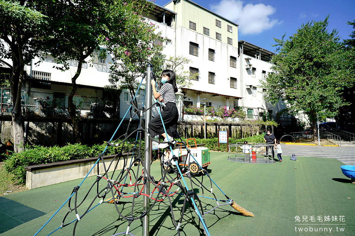 新北親子景點》泰山貴子兒童公園~機器人磨石子溜滑梯、搖搖車、攀爬網～適合小小孩 @兔兒毛毛姊妹花