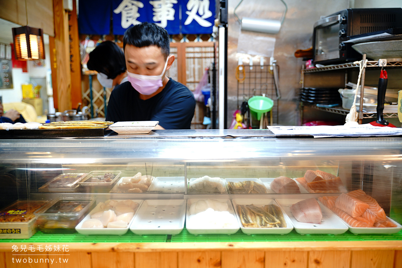 台北松山美食【又一村 丼飯 壽司 刺身】龍城市場平價日本料理小舖，50元味噌湯有整隻螃蟹 @兔兒毛毛姊妹花